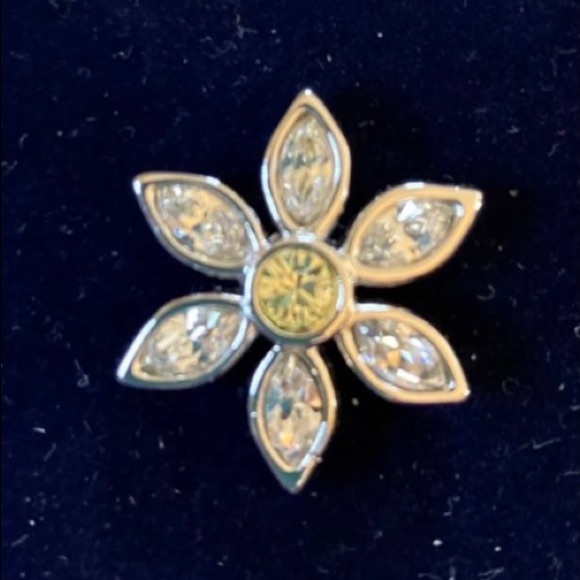 🎄SWAROVSKI Signed Crystal Flower Pin NWT - Picture 3 of 7